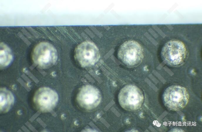 样品2底部早于锡球出现的异?；? width=